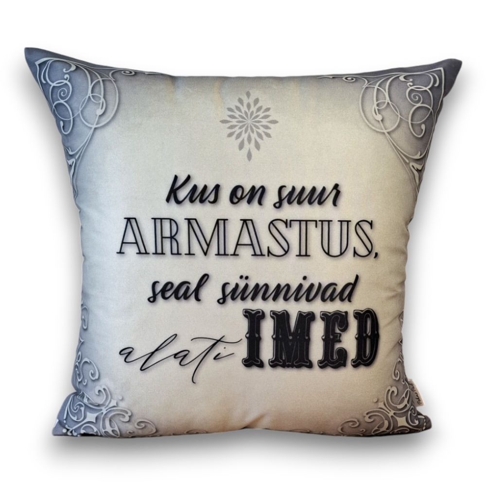 Dekoratiivpadi tekstiga “Kus on suur armastus…”