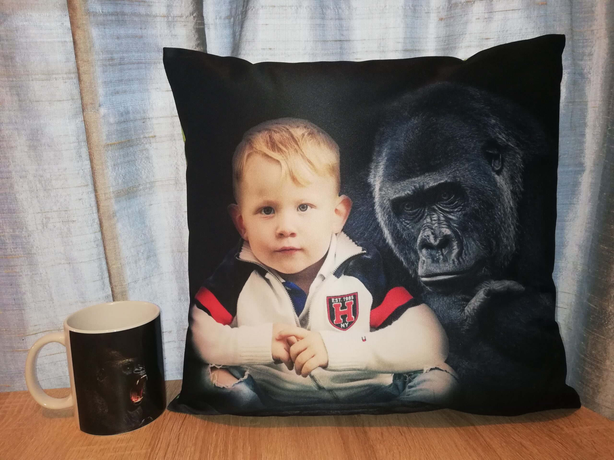 40x40 cm personaalne fotopadi ja 330 ml kruus kliendi soovil photoshopitud pildiga lapsest ja gorillast.
